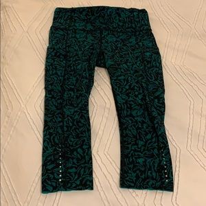 Lululemon green and black floral capri leggings